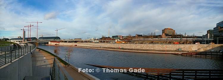 23. 01. 2005. Berlin. Berlin-Mitte.  Fluss / Flu? Spree zwischen Kapelleufer und Ludwig-Erhard-Ufer. (Panoramafoto - Pentax *ist DS / Autopano 1.3)